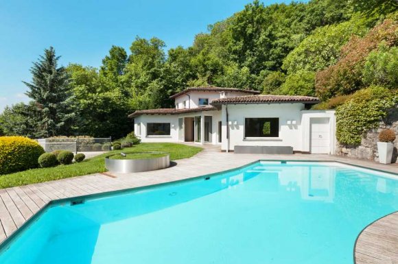 Conception et pose d’une piscine sur mesure avec un couloir de nage - Grézieu-la-Varenne - Ouest Piscines