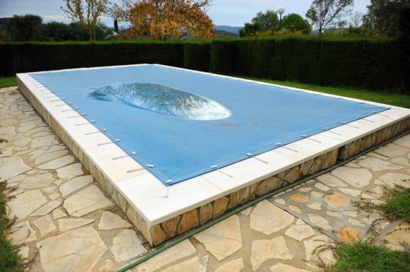 Construction d’une piscine en PVC armé sur un terrain en pente - Grézieu-la-Varenne - Ouest Piscines