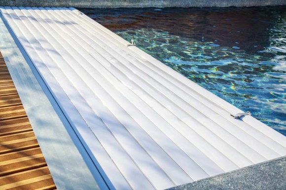 Mise en place de la couverture d’hivernage d’une piscine - Grézieu-la-Varenne - Ouest Piscines