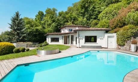 Construction et installation de piscine dans un petit jardin à Limonest