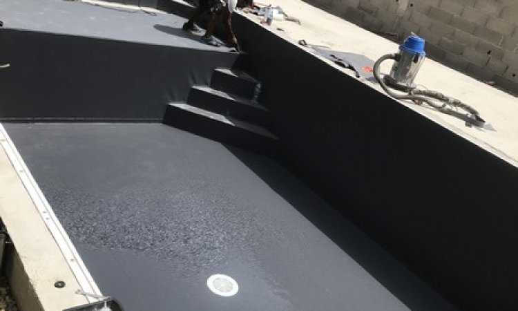 Construction et aménagement de terrain pour une piscine - Grézieu-la-Varenne - Ouest Piscines